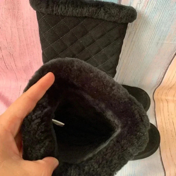 Women’s Michael kors fuzzy boots - Picture 5 of 10
